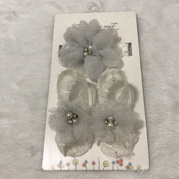 NEW STARTING OUT BABY INFANT NEWBORN HEADBAND BOOTIES SET FLOWER WHITE SILVER - Picture 1 of 8